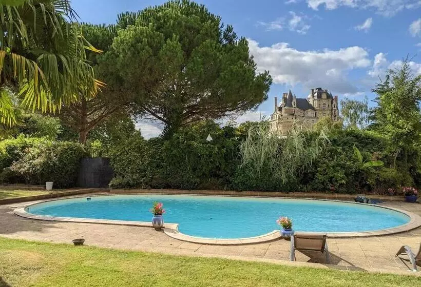 Aamiaismajoitus (B&B) Château De Brissac