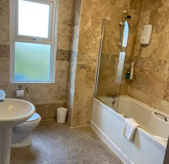 تختخواب و صبحانه The Kingswood Guest House   Adult Only