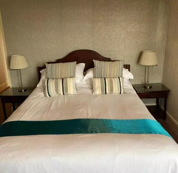 تختخواب و صبحانه The Kingswood Guest House   Adult Only