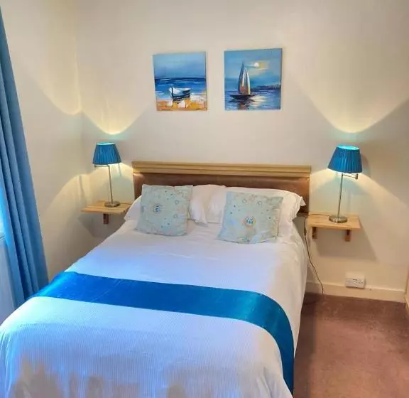 تختخواب و صبحانه The Kingswood Guest House   Adult Only