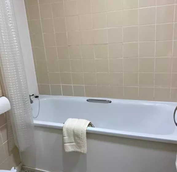 تختخواب و صبحانه The Kingswood Guest House   Adult Only