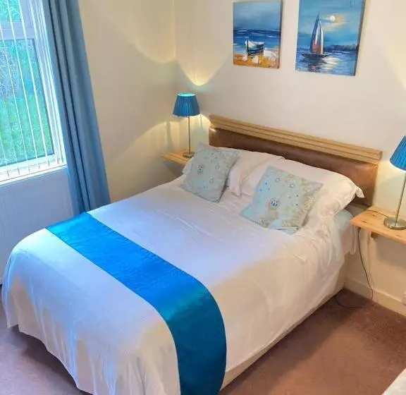 تختخواب و صبحانه The Kingswood Guest House   Adult Only