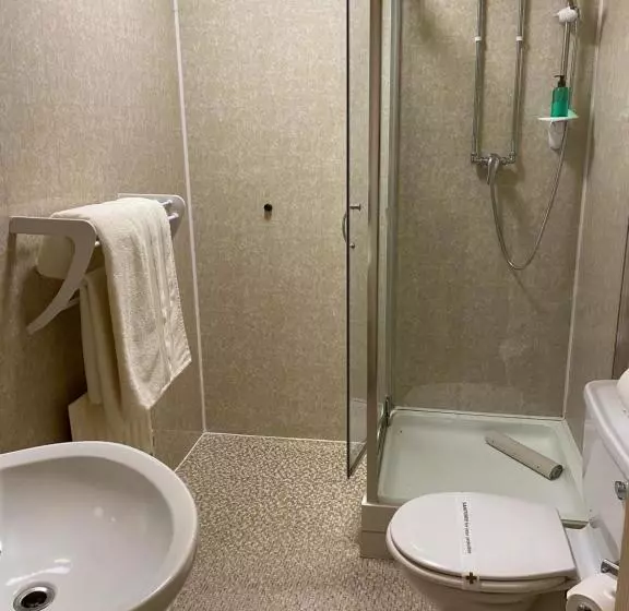 تختخواب و صبحانه The Kingswood Guest House   Adult Only
