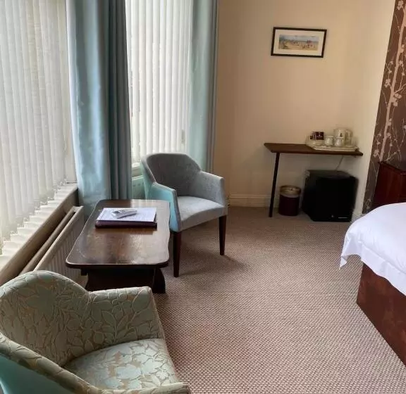تختخواب و صبحانه The Kingswood Guest House   Adult Only