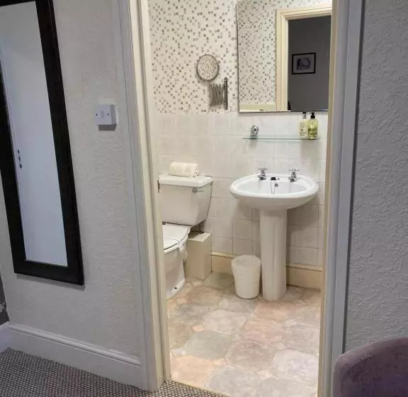 تختخواب و صبحانه The Kingswood Guest House   Adult Only