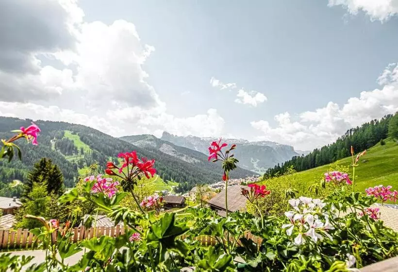 Hotelli Ciasa Rü Blanch