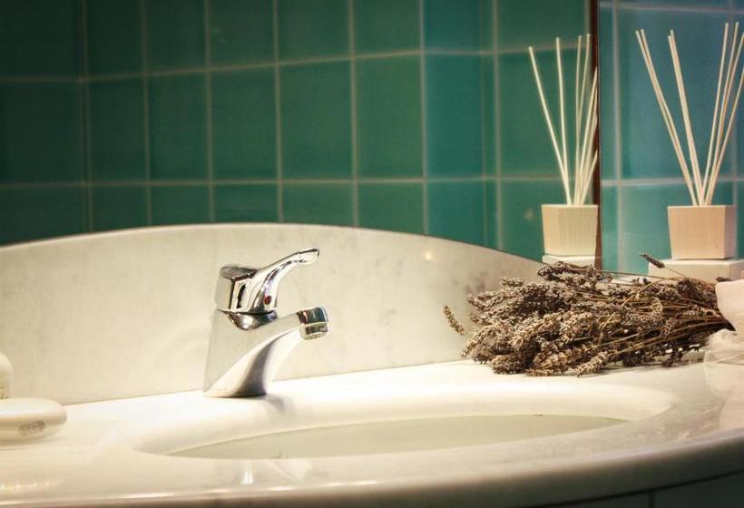 Bed And Breakfast 22 Garibaldi Home