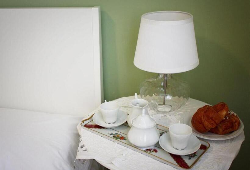 Bed And Breakfast 22 Garibaldi Home