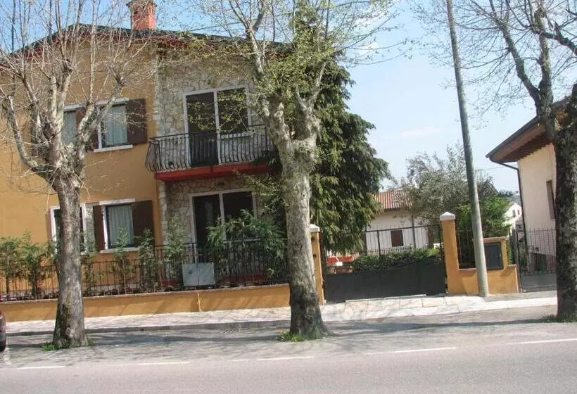 Aamiaismajoitus (B&B) Ai Pigni De Cerù