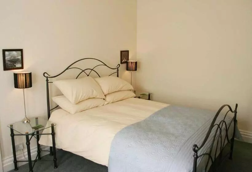 Aamiaismajoitus (B&B) Big Sky Guest House Only