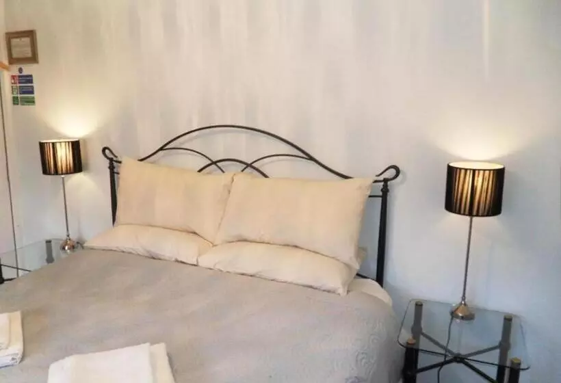 Aamiaismajoitus (B&B) Big Sky Guest House Only