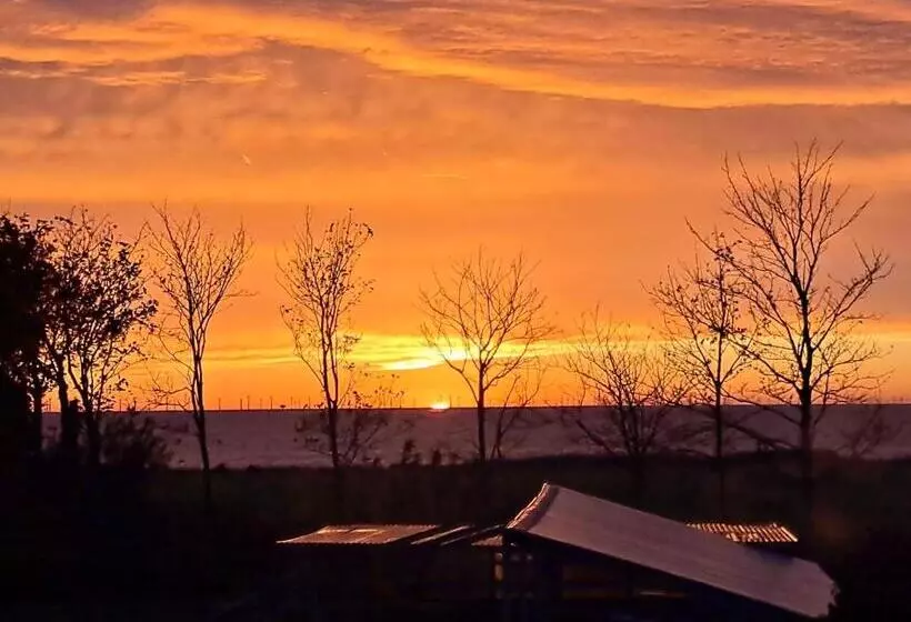 تختخواب و صبحانه Sunset Bed & No Breakfast