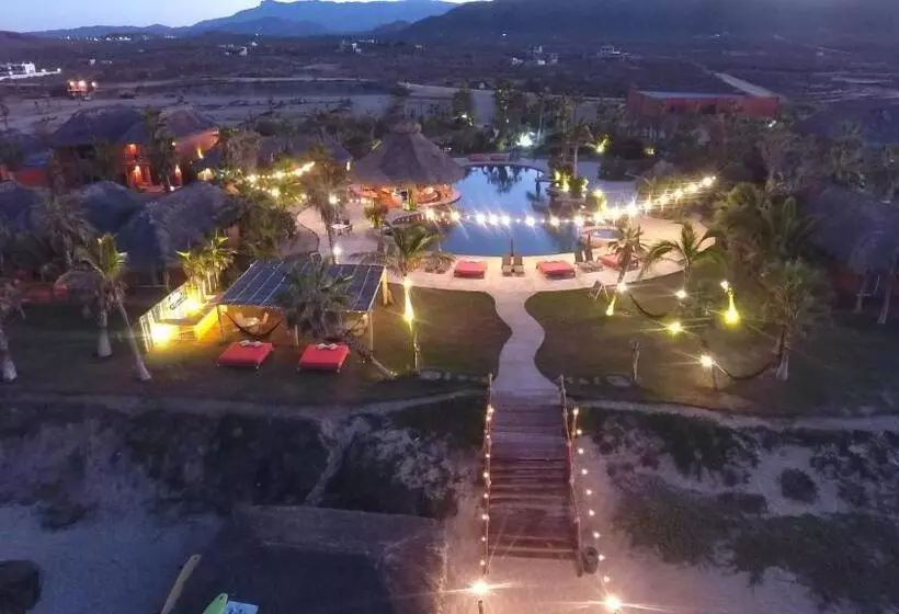 Hotelli Cerritos Surf Town   Beach Front Property