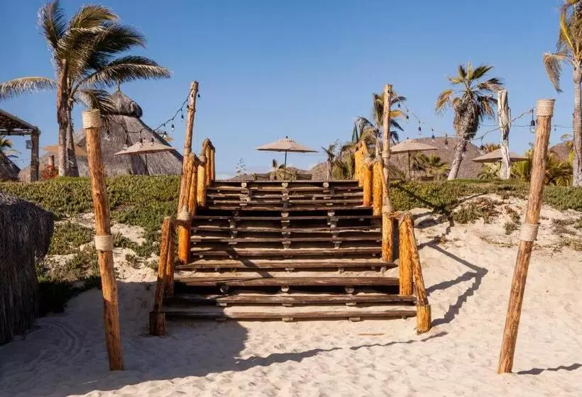 Hotelli Cerritos Surf Town   Beach Front Property