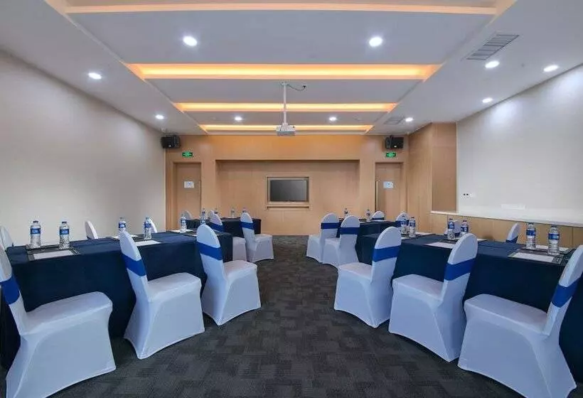 Hotelli Holiday Inn Express Luoyang Yichuan By Ihg