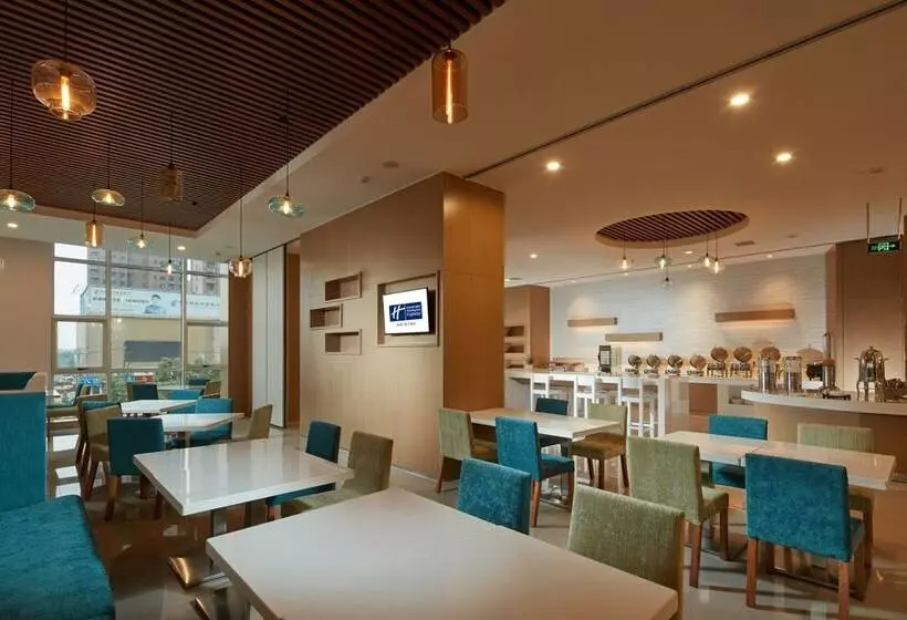 Hotelli Holiday Inn Express Luoyang Yichuan By Ihg