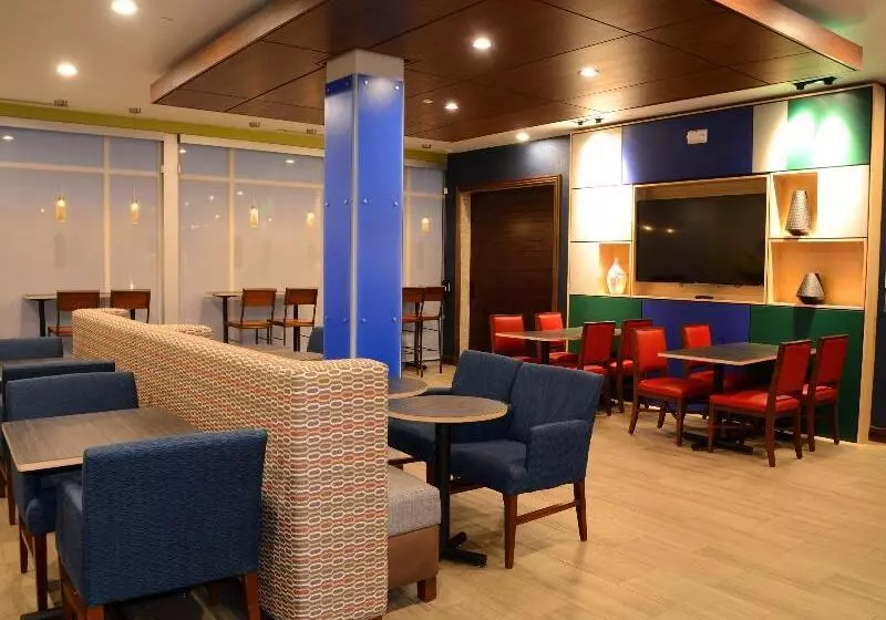 هتل Holiday Inn Express & Suites   Pittsburgh   Monroeville, An Ihg