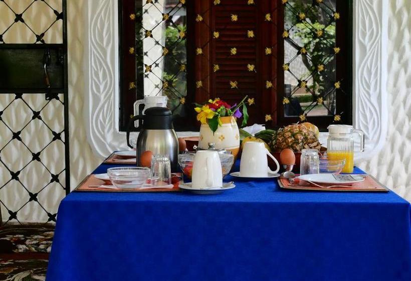 تختخواب و صبحانه Diani Cottages