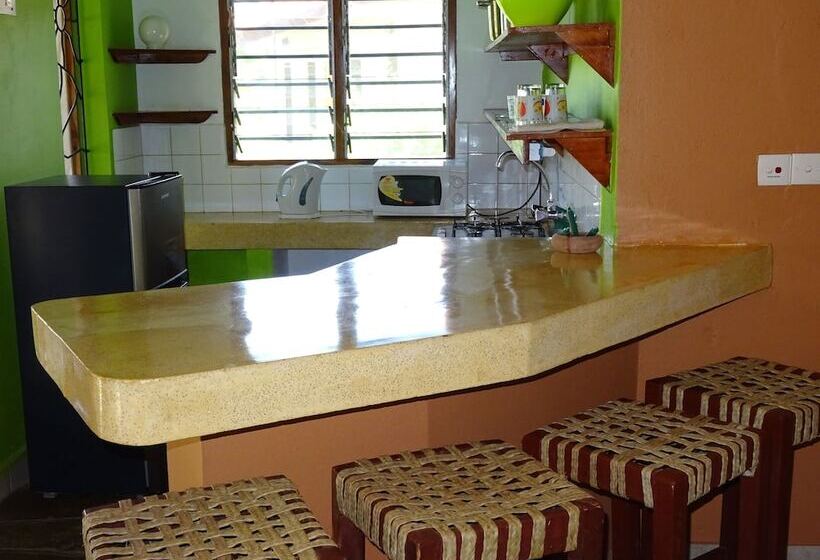 تختخواب و صبحانه Diani Cottages