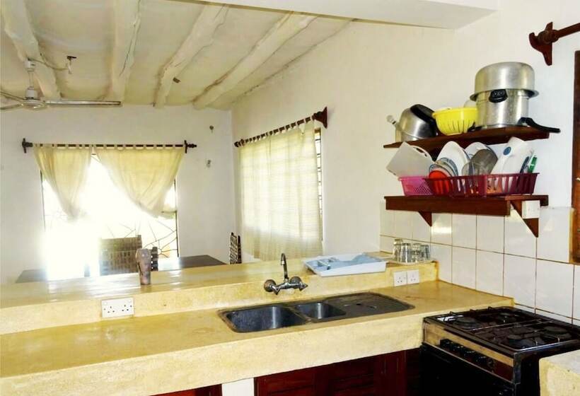 تختخواب و صبحانه Diani Cottages