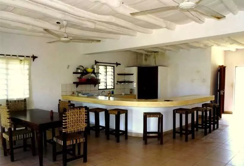 تختخواب و صبحانه Diani Cottages