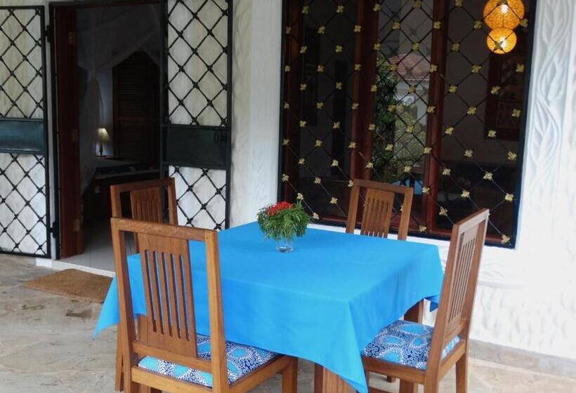 تختخواب و صبحانه Diani Cottages