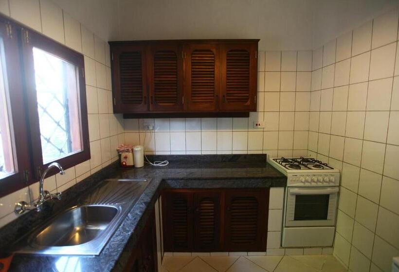 تختخواب و صبحانه Diani Cottages