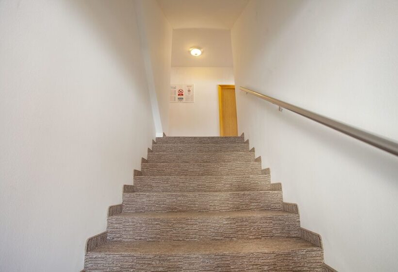 住宿加早餐  London Rooms Zagreb Airport