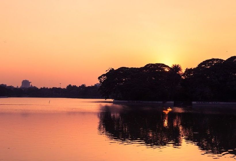 Отель Mint Queensway Suites