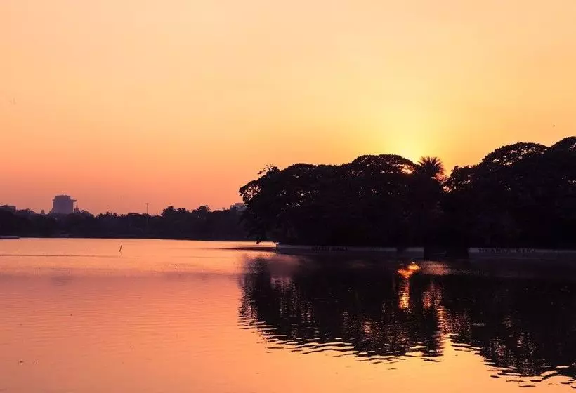 ホテル Mint Queensway Suites