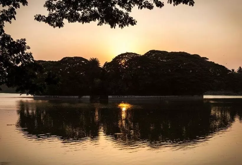 ホテル Mint Queensway Suites