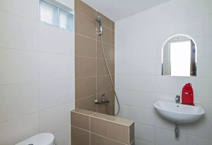 ホテル Reddoorz Plus @ Setiabudi Tengah