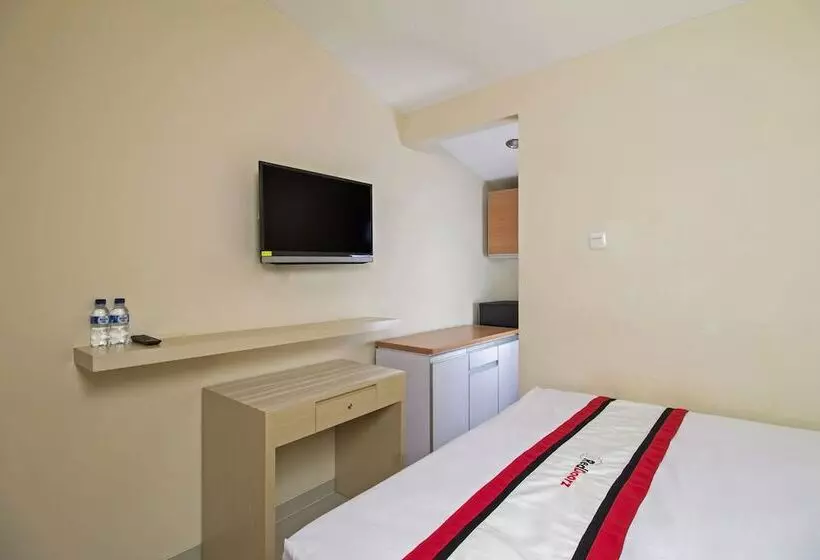 ホテル Reddoorz Plus @ Setiabudi Tengah
