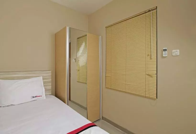 ホテル Reddoorz Plus @ Setiabudi Tengah