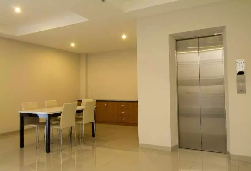 ホテル Reddoorz Plus @ Setiabudi Tengah