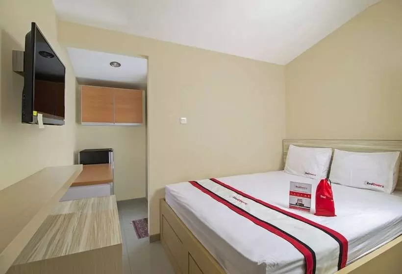 ホテル Reddoorz Plus @ Setiabudi Tengah
