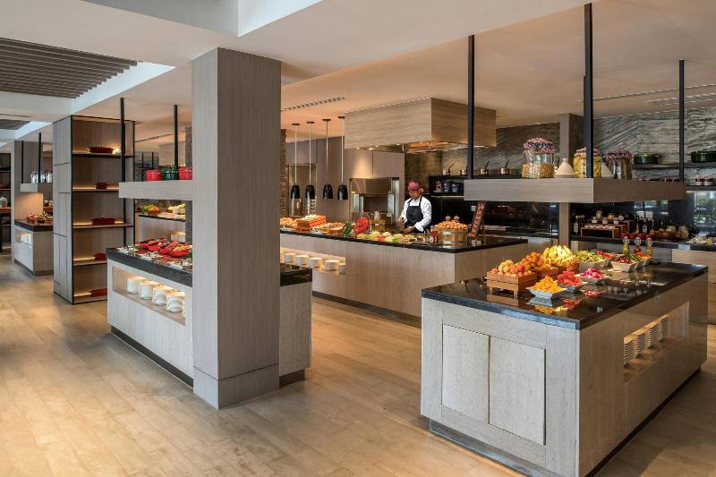 Отель Courtyard By Marriott Siem Reap Resort