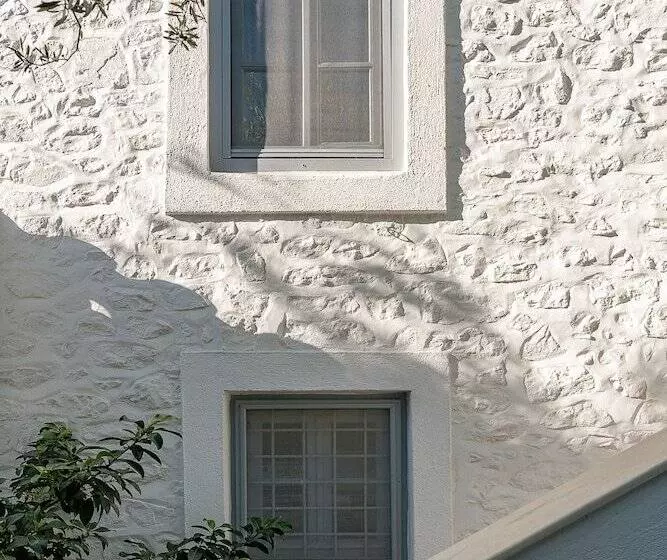 Hotelli Four Seasons Hydra Luxury Suites