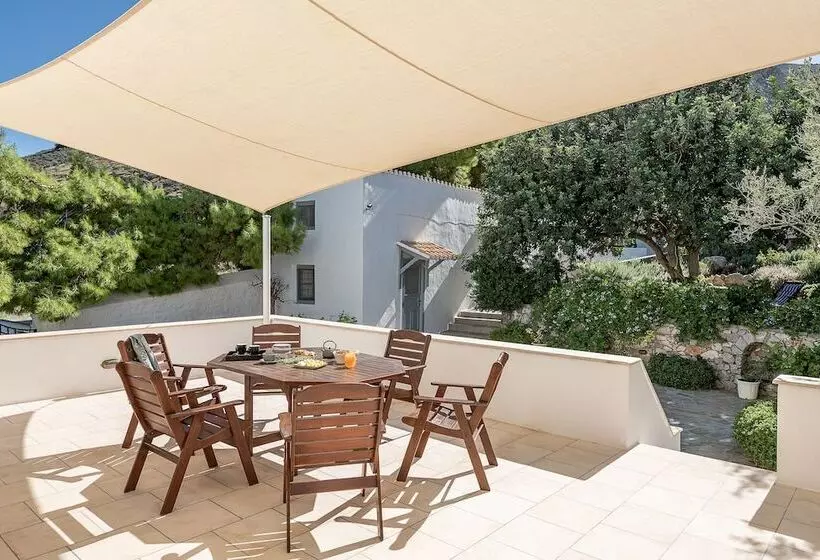 Hotelli Four Seasons Hydra Luxury Suites