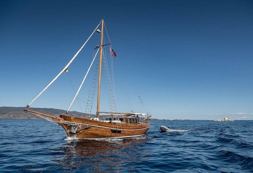 Отель Four Seasons Hydra Luxury Suites