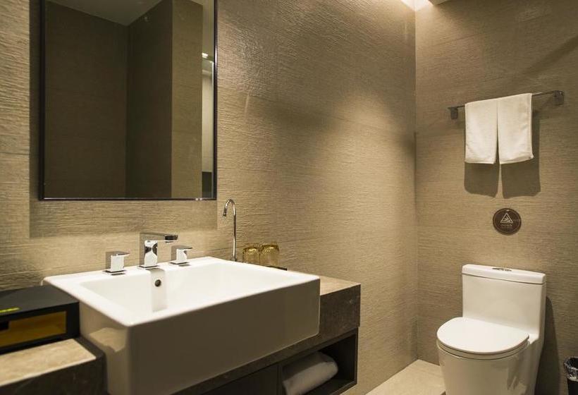 Отель Home Inn Plus Shanghai Huaihai Road Sinan Road