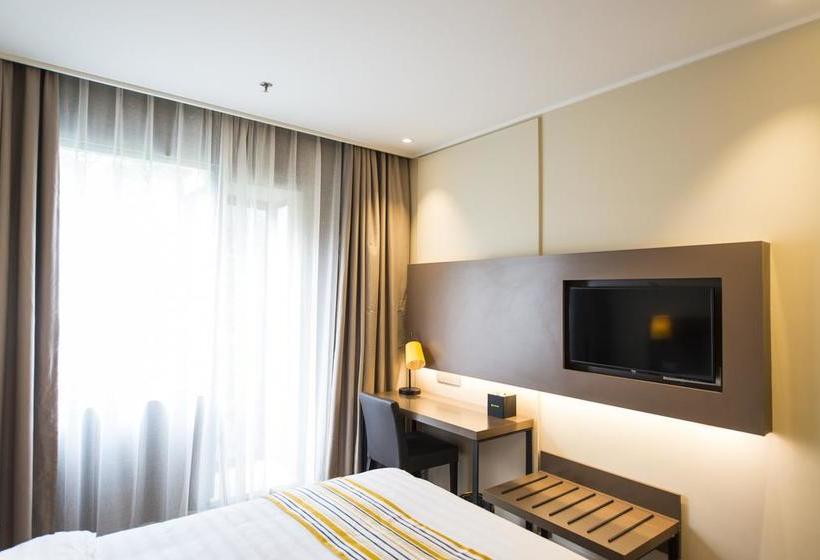 Отель Home Inn Plus Shanghai Huaihai Road Sinan Road