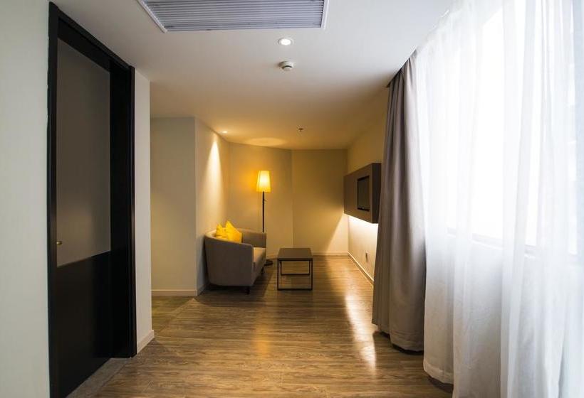 Отель Home Inn Plus Shanghai Huaihai Road Sinan Road