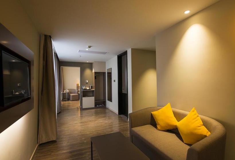 Отель Home Inn Plus Shanghai Huaihai Road Sinan Road