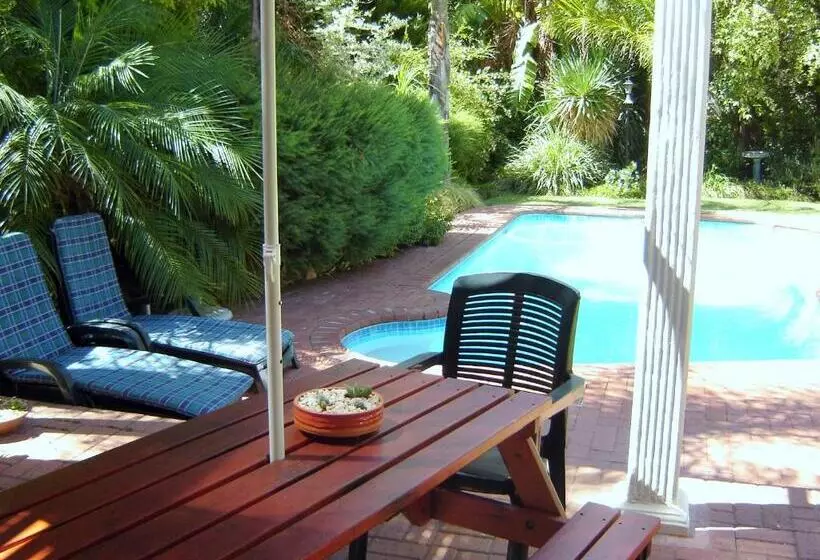 Hotelli Cedar Lodge Guest House