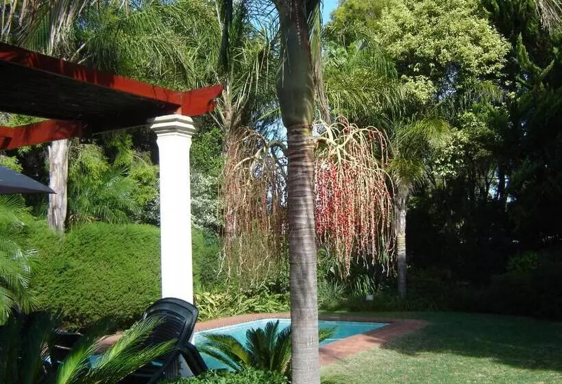 Hotelli Cedar Lodge Guest House