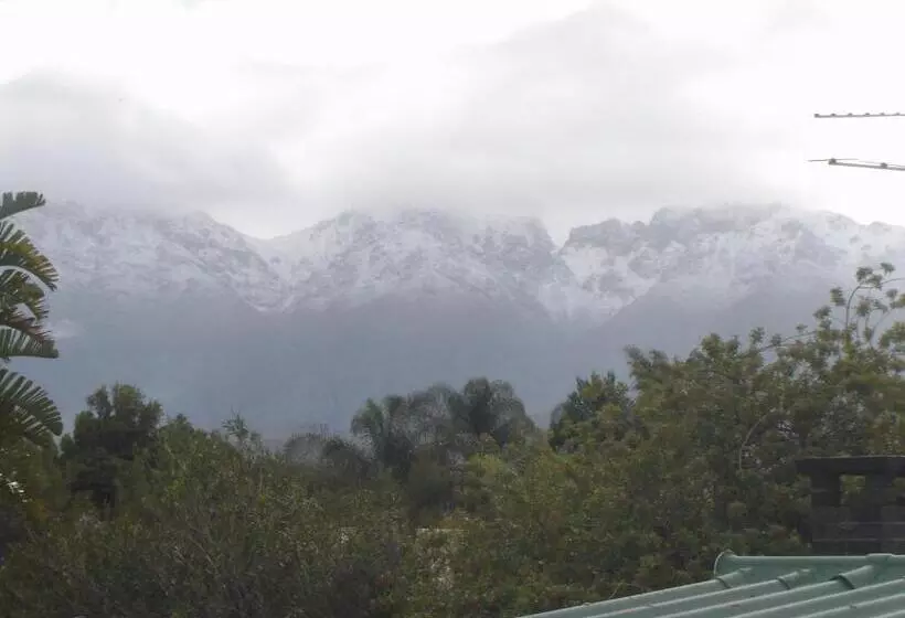 Hotelli Cedar Lodge Guest House