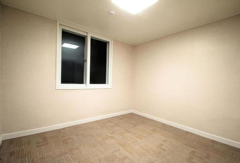 בית מלון כפרי Pohang Jukdo Market The Seven