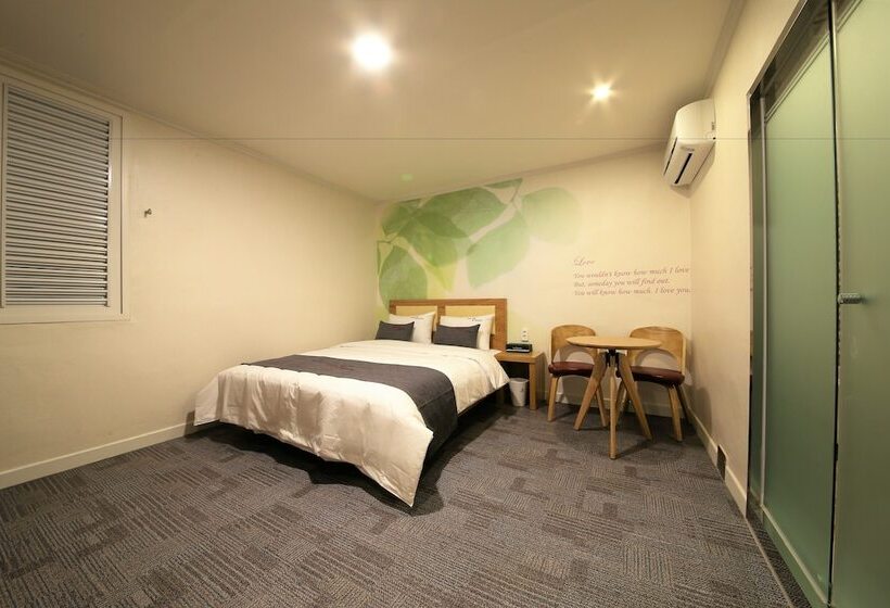 בית מלון כפרי Pohang Jukdo Market The Seven