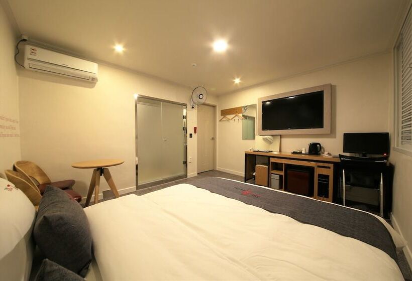 בית מלון כפרי Pohang Jukdo Market The Seven